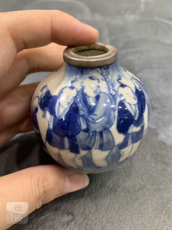 清晚期哥釉青花婴戏纹鼻烟壶（包铜口） - 图6